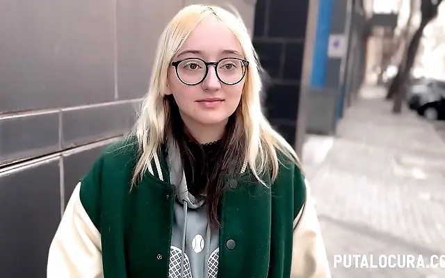 精品视频在线 一卡2卡 亚洲综合 上司 Blonde beauty screams in ecstasy as the geek takes her hard in every position