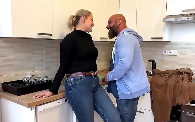 观看视频 在线+ 善良 Blonde Milf Real Estate Agent Seduces Client in Steamy Tryst