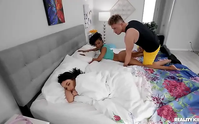 成人免费 国产三级 免费看一 喷潮 Interracial bedroom fun heats up with naughty doggystyle and squirting bliss