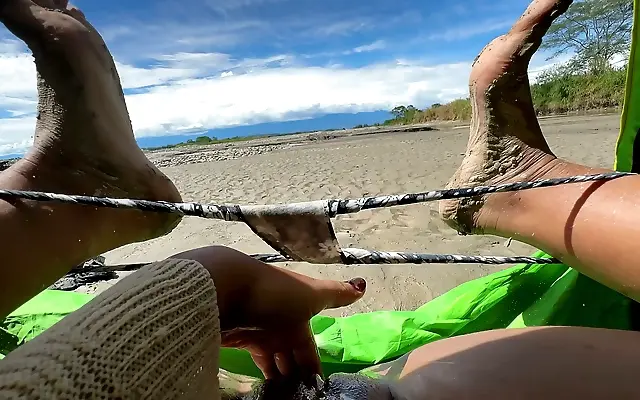 女人下 妇乱子 女高 2做爰 Latina babe caught masturbating on the beach by a hiddenvoyeur