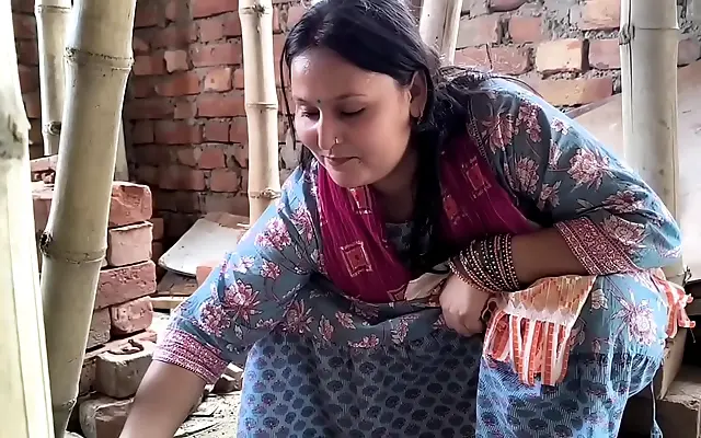 Milf pornstar seduces labor contractor in steamy homemade encounter