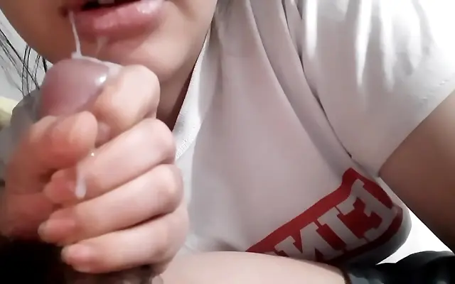 精品大 娇妻H 字幕在线 二三 Hot Pinay Babe Takes Him Deep with Wet Blowjob in Bedroom