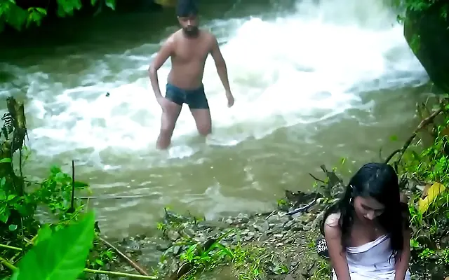 性欧美 奶水 又黄又爽 Steamy riverside rendezvous with tight desi pussy and creampie climax
