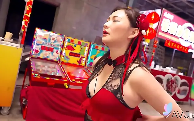 Chinese Beauty Mio Nails It in the Night Market Heat