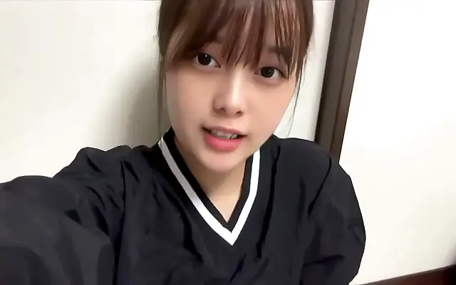 五月 人人爽人人 四区 Japanese Amateur Slips Her Fingers In to Ease the Pain of First Time