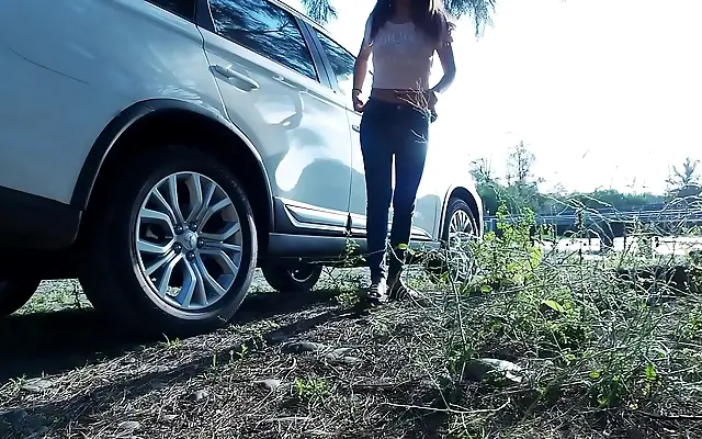 的奶水 中文字幕一 全文 +欧美 Roadside Rest Stop Blowjob and Pee with Asian Babe Tina in Blue Jeans