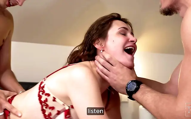 日日 免费无遮挡 +在线观看 Cute Amateur Beauty Gets Rough Threesome with Two Hung Muscular Guys