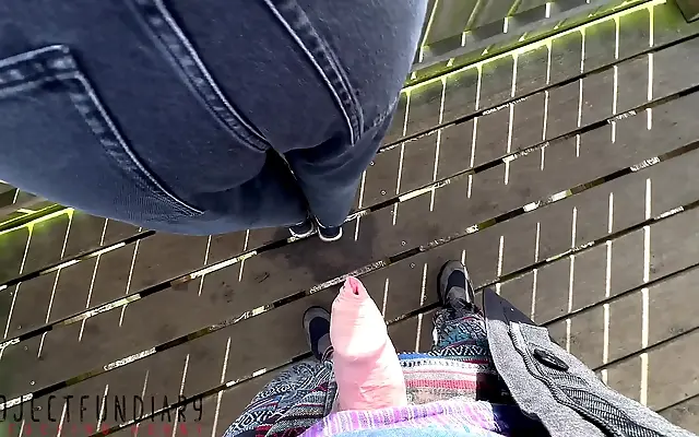 被强 久久人妻 国产综合 下面 Risky outdoor quickie with curvy jeans girl ends in huge floor cumload