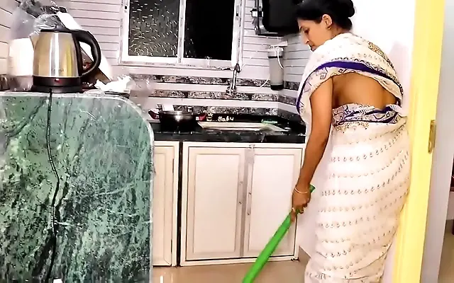 妻互换 人爽 精国产 色戒 Desi Maid Takes It Deep in Lonely House Passionate Encounter