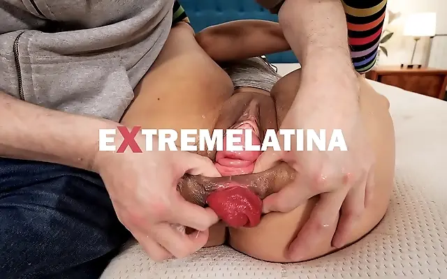 人妻一区二区三区 的女儿 美女的 Maria Caldas takes extreme fisting to the limit with raw power and unrelenting intensity