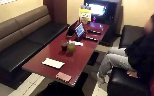 张开 只有精品 D免费 Japanese teen sings her heart out while secretly pleasuring herself in karaoke booth
