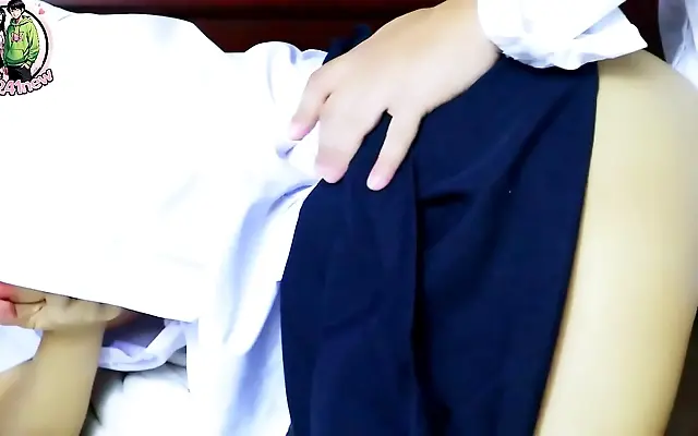 精品一区二区 在线视频免费观看 国内 Thai teen seductress tempts her teacher in a steamy classroom encounter