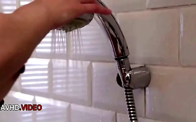 永久免费 片久久 夫妇交换 好爽A片 Horny Japanese Wife Maya Mizuki Tempts with a Soapy Blowjob Seduction